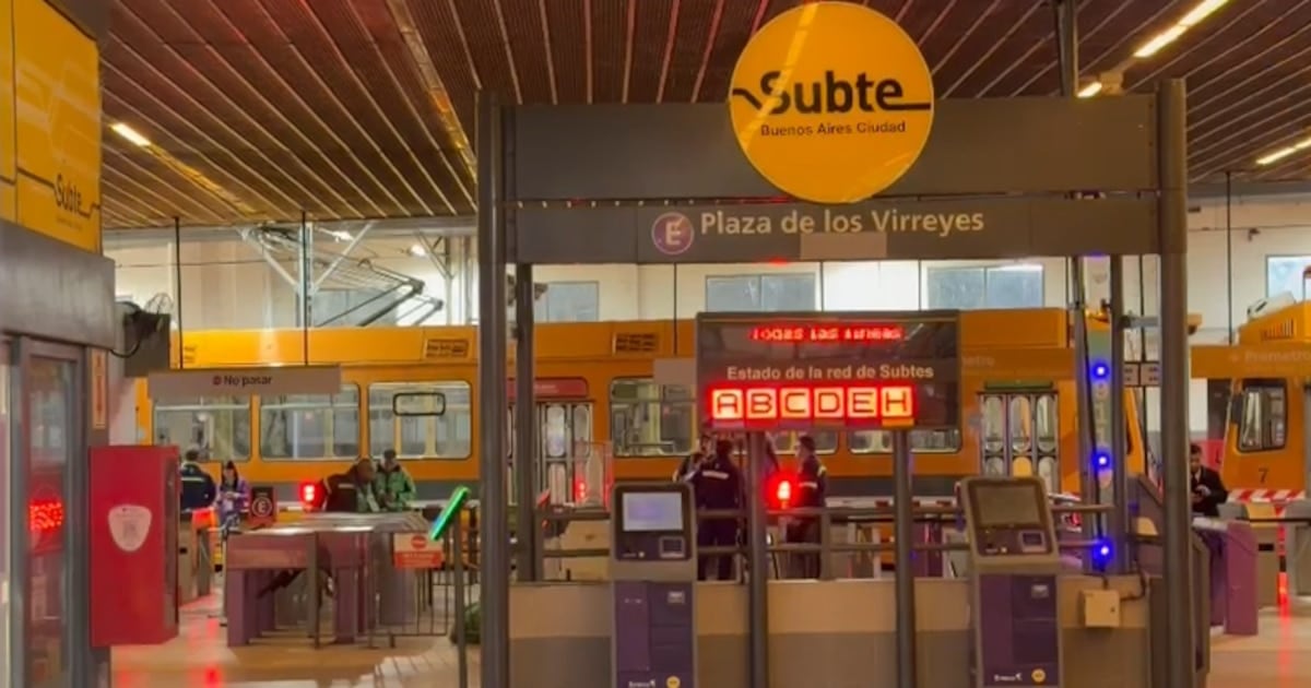 Detienen a dos delegados del subte en plena protesta y la AGTSyP paraliza las seis líneas hasta que los liberen