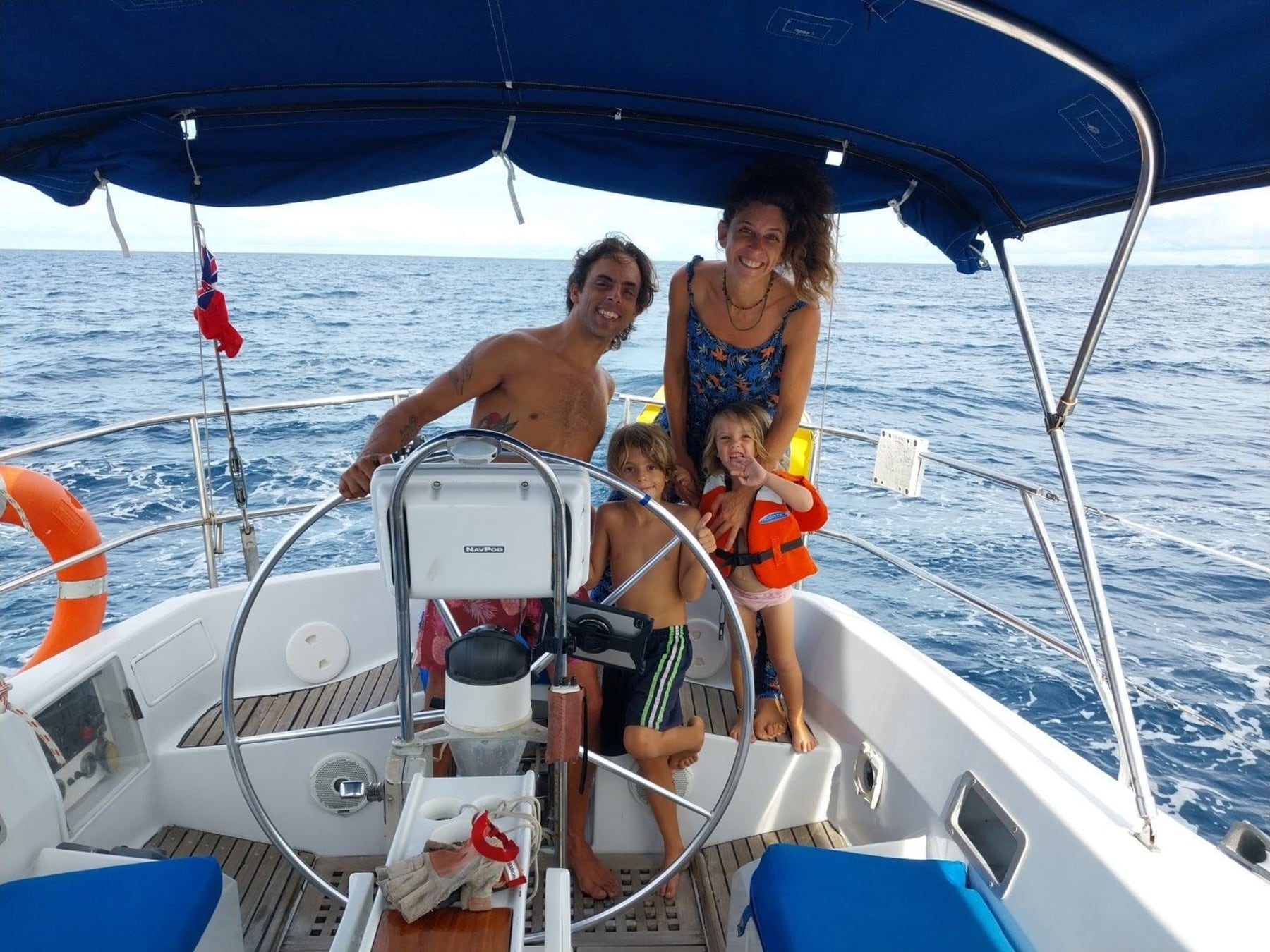 Polinesia Francesa: la odisea de una pareja argentina que cruzó el Pacífico a vela y eligió quedarse