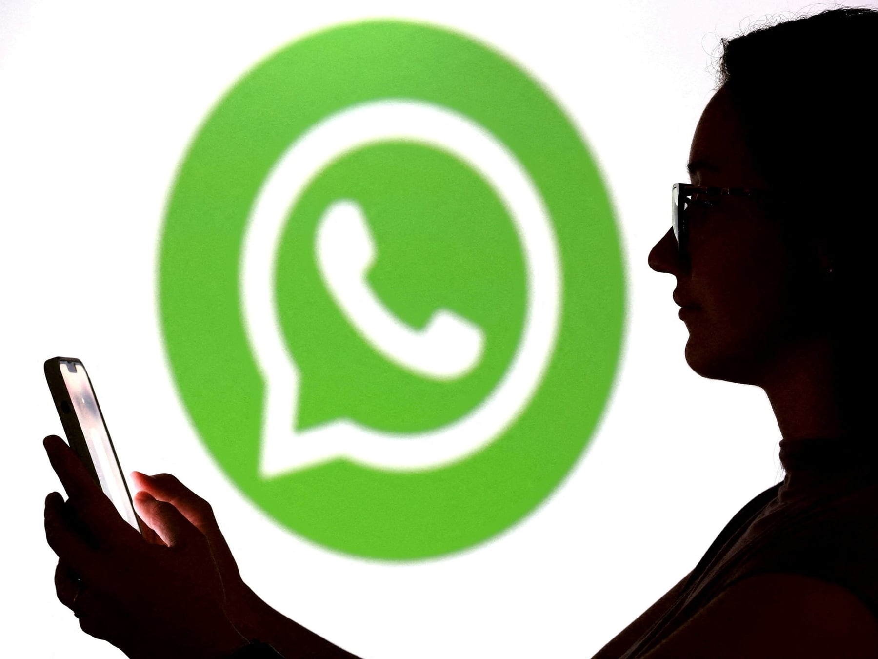 WhatsApp en cuatro pantallas: cómo saber si alguien más está leyendo tus chats y cerrarle la puerta