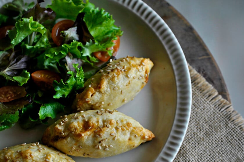Empanadillas de ternera y champiñones, hechas en casa y horneadas