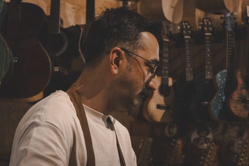 El oficio de escuchar la madera: un luthier neuquino conserva la tradición de los instrumentos latinos