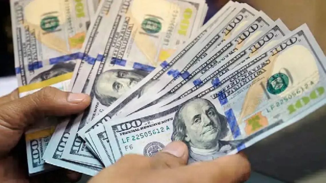 El dólar informal ganó diez pesos y cerró el lunes a 1.575 pesos