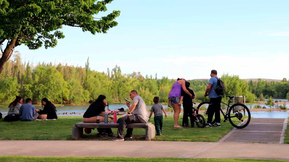 Neuquén aprovechó el sol junto al Limay: cómo seguirá el tiempo en la semana